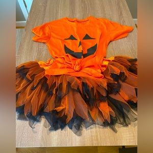 3 piece costume. T-shirt size small. Tulle skirt XS. Peter pumpkin eater.